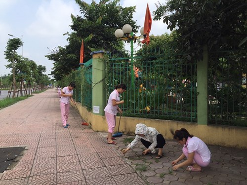 Hưởng ứng năm trật tự văn minh đô thị đoàn viên thanh niên trường mầm non Hoa Mai tổ chức vệ sinh khung cảnh sư phạm nhà trường.
